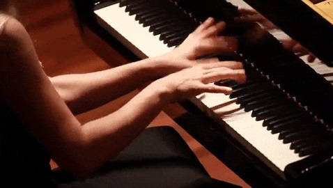 Mujer tocando piano: Videos personas sin Creative Commons